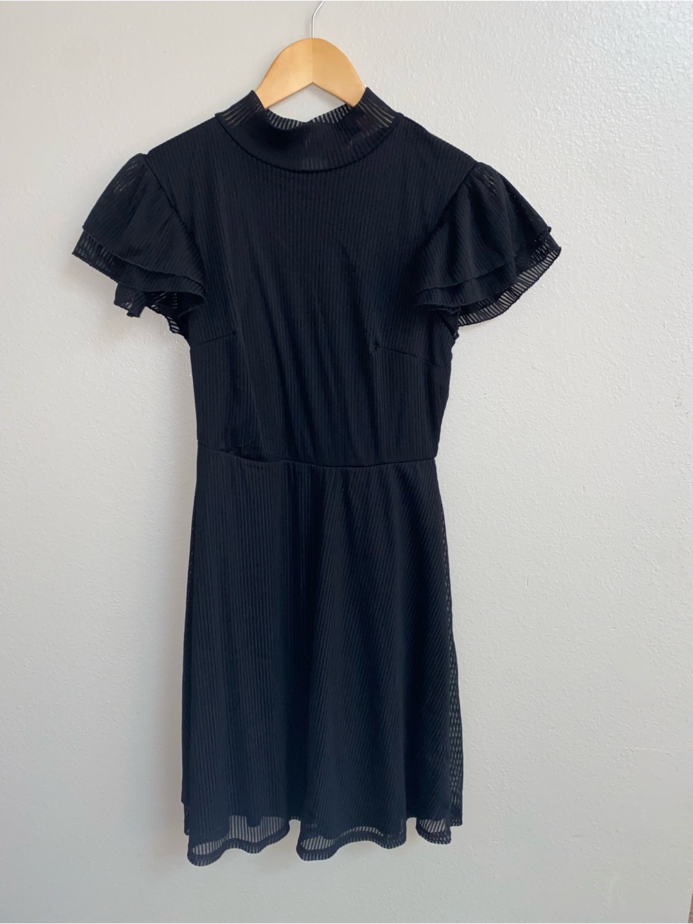 ModCloth Black "Artistic Outing" Ribbed Mock Neck Keyhole Back Size S